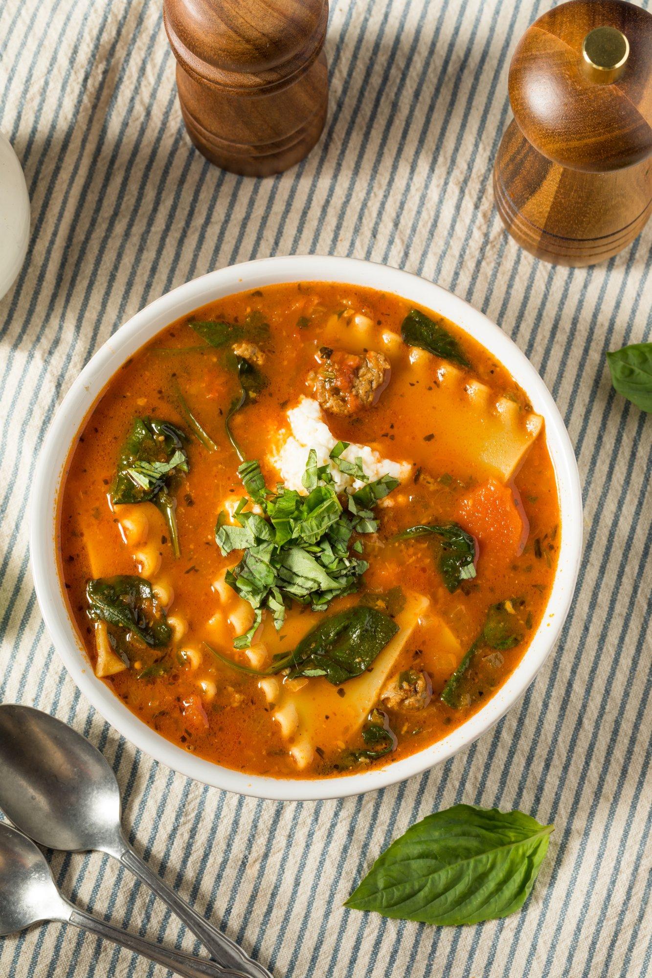 Kui tahaks rammusat lohutustoitu, aga pole mahti mitu tundi oodata: TikToki megahitt lasanjesupp saab valmis 15 minutiga