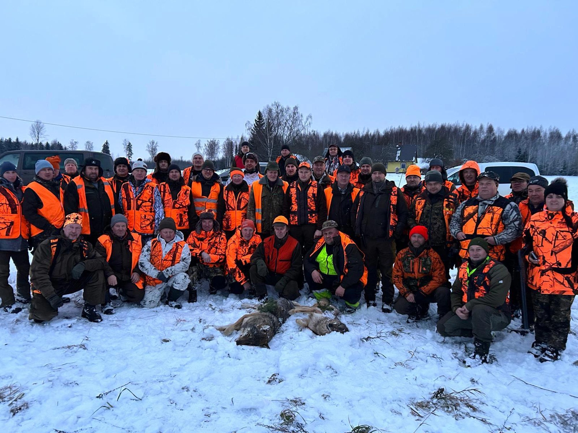 Jahimehed said kätte koduaedades koeri murdmas käinud hundi