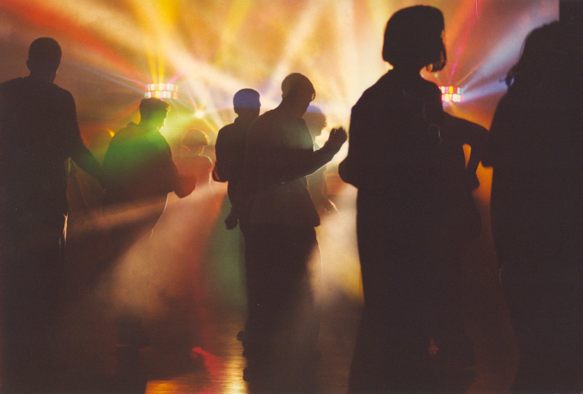 Helitehase uusaastapeol bravuurikaks ja lärmakaks muutunud joobes alaealisele neiule kutsuti politsei