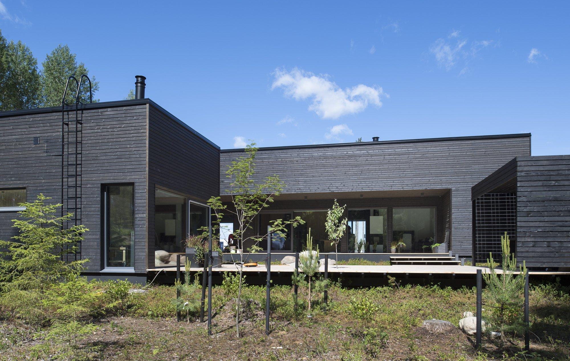 FOTOD | 1970. aastatest inspireeritud retrohõnguline eramu Soome metsade keskel