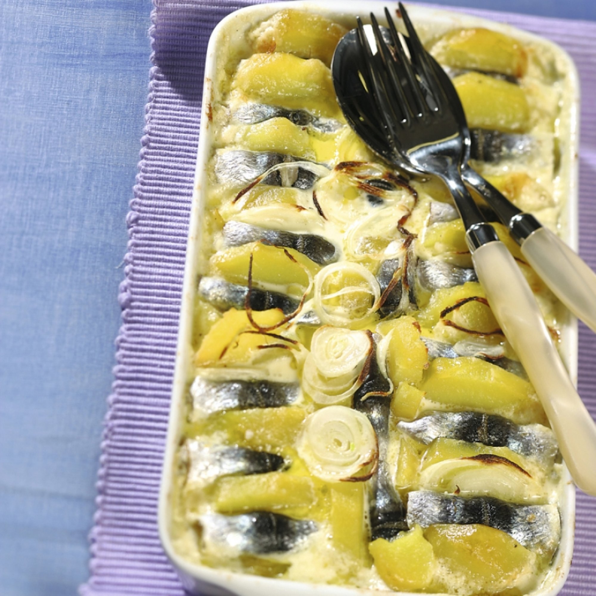 Nii hea ja külluslik õhtusöök, mis rahakotti suurt auku ei kuluta: räime-kartulivorm küllusliku mädarõikaga