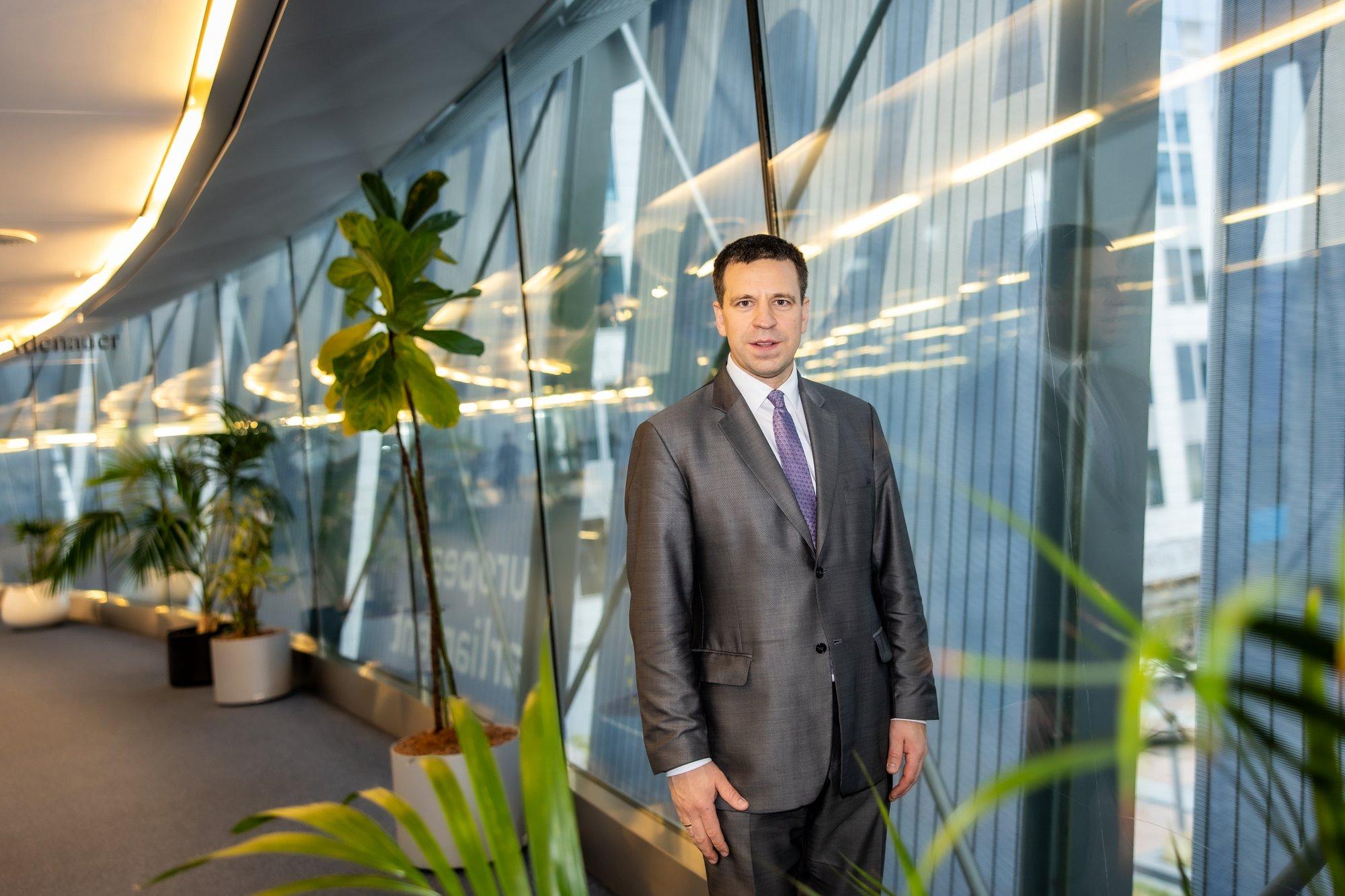 REPORTAAŽ | Jüri Ratase hoogne elu Brüsselis: tööle kondimootoriga, igapäevased kõned perega ja esimesed sammud prantsuse keele õppimisel