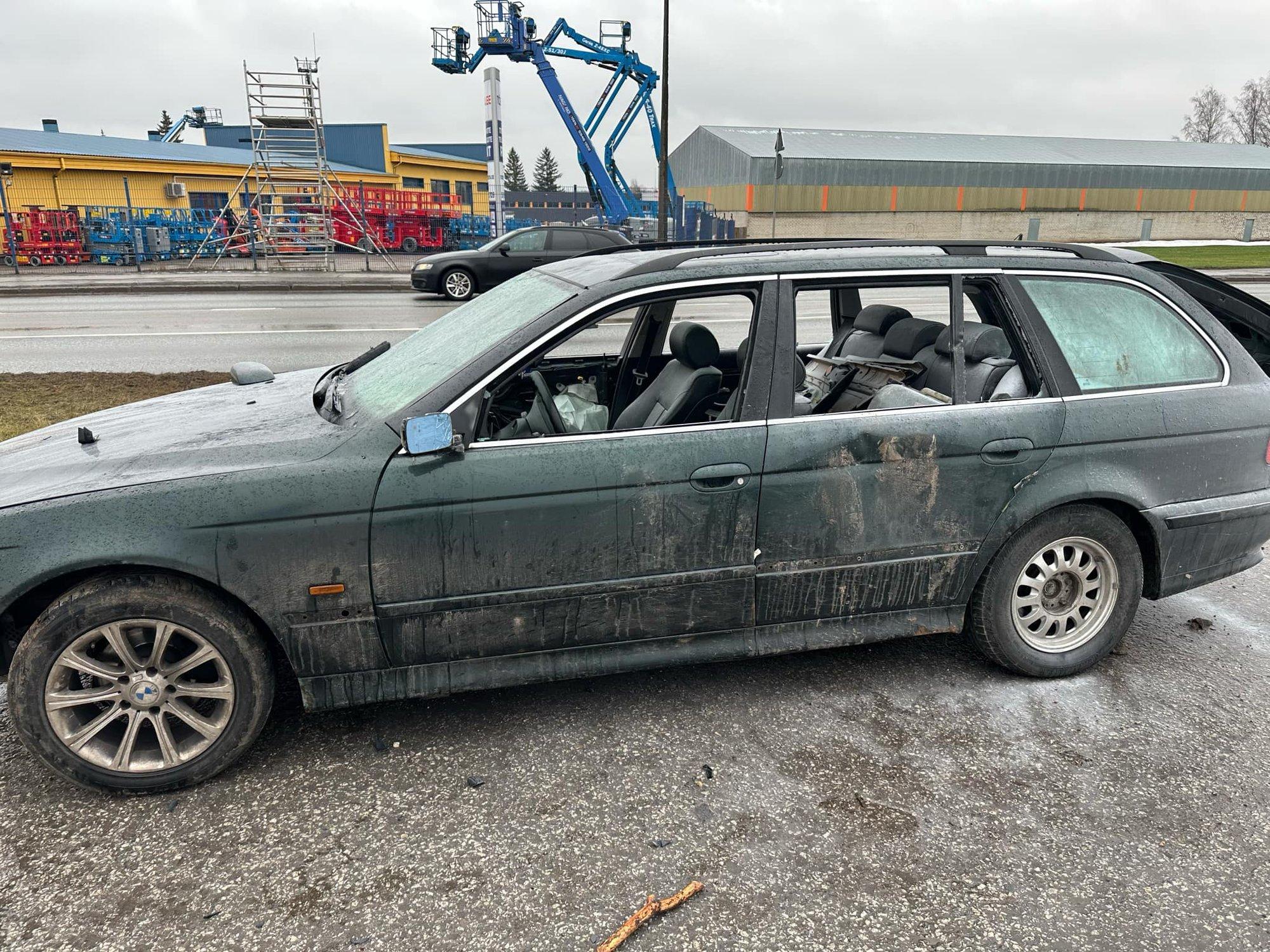 FOTOD | Tartu parklas põles keskpäeval auto