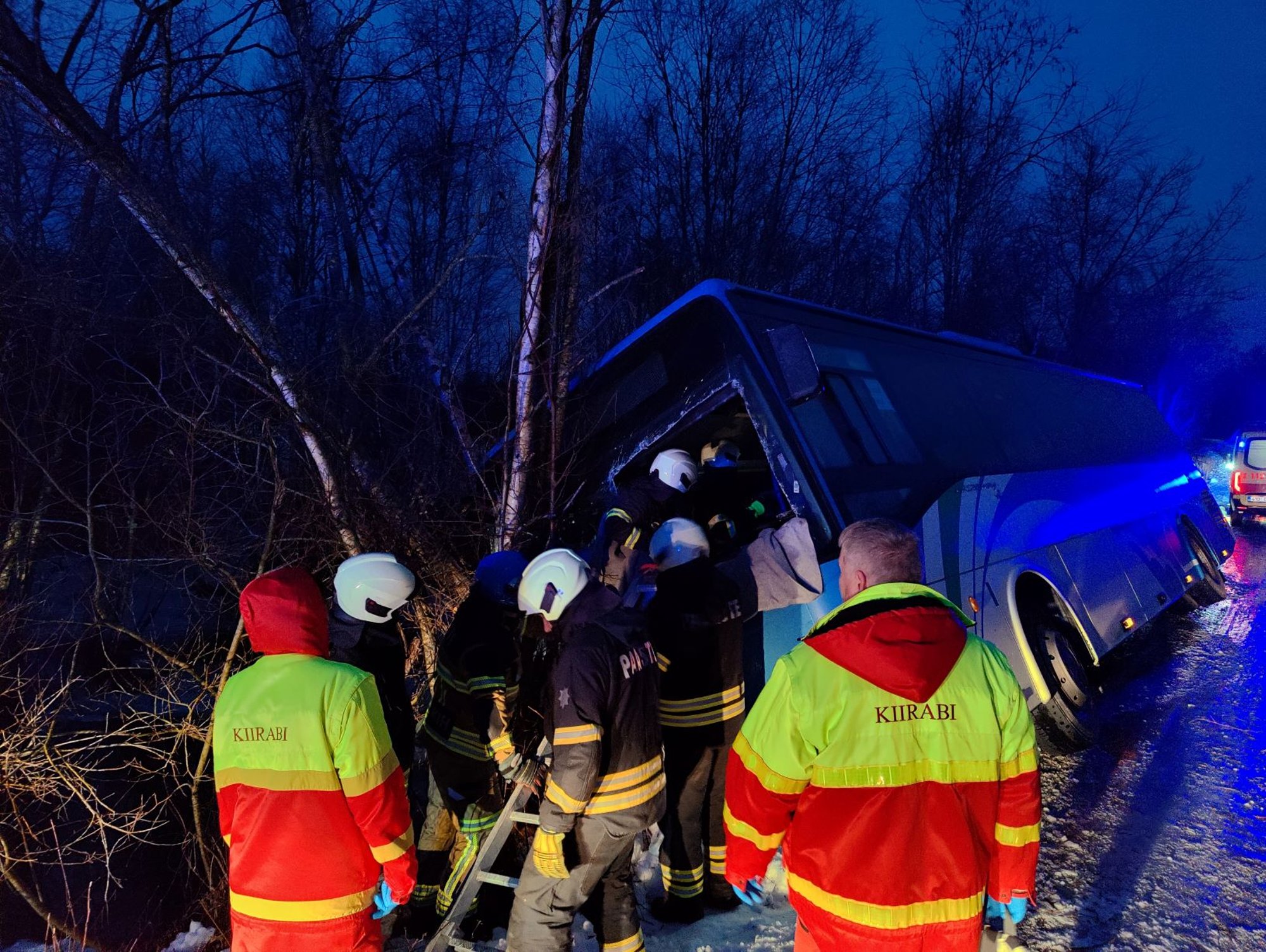 FOTOD | Saaremaal sõitis koolibuss teelt välja ja vajus kraavi