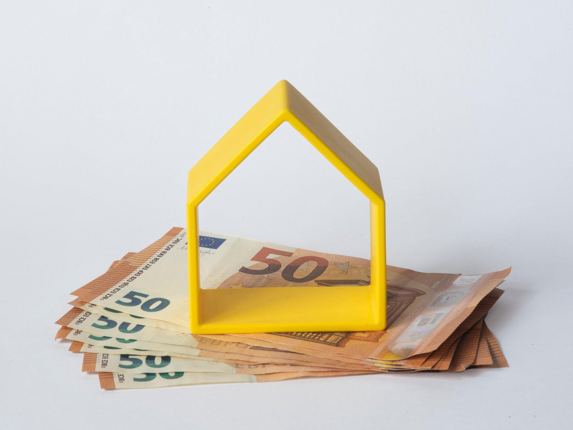 Intresside kiire langus rõõmustab laenajat: inimestele jääb üha rohkem raha kätte