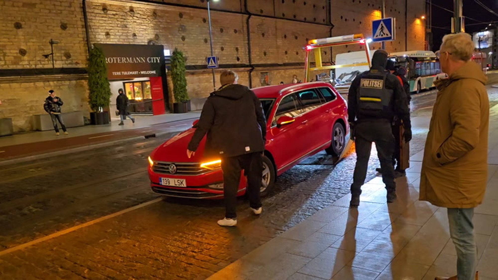 VIDEO ja FOTOD | Lohakalt parkinud autojuht seiskas Tallinna kesklinnas trammiliikluse