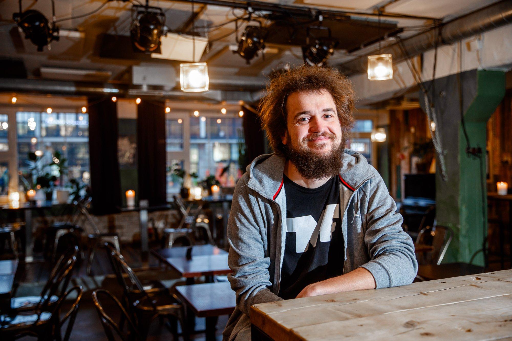 Koomik Sander Õigus: monotüki-meestel ja stand-up etendustel on väga suur vahe. Miks viimane näitlejaid nii väga paelub?