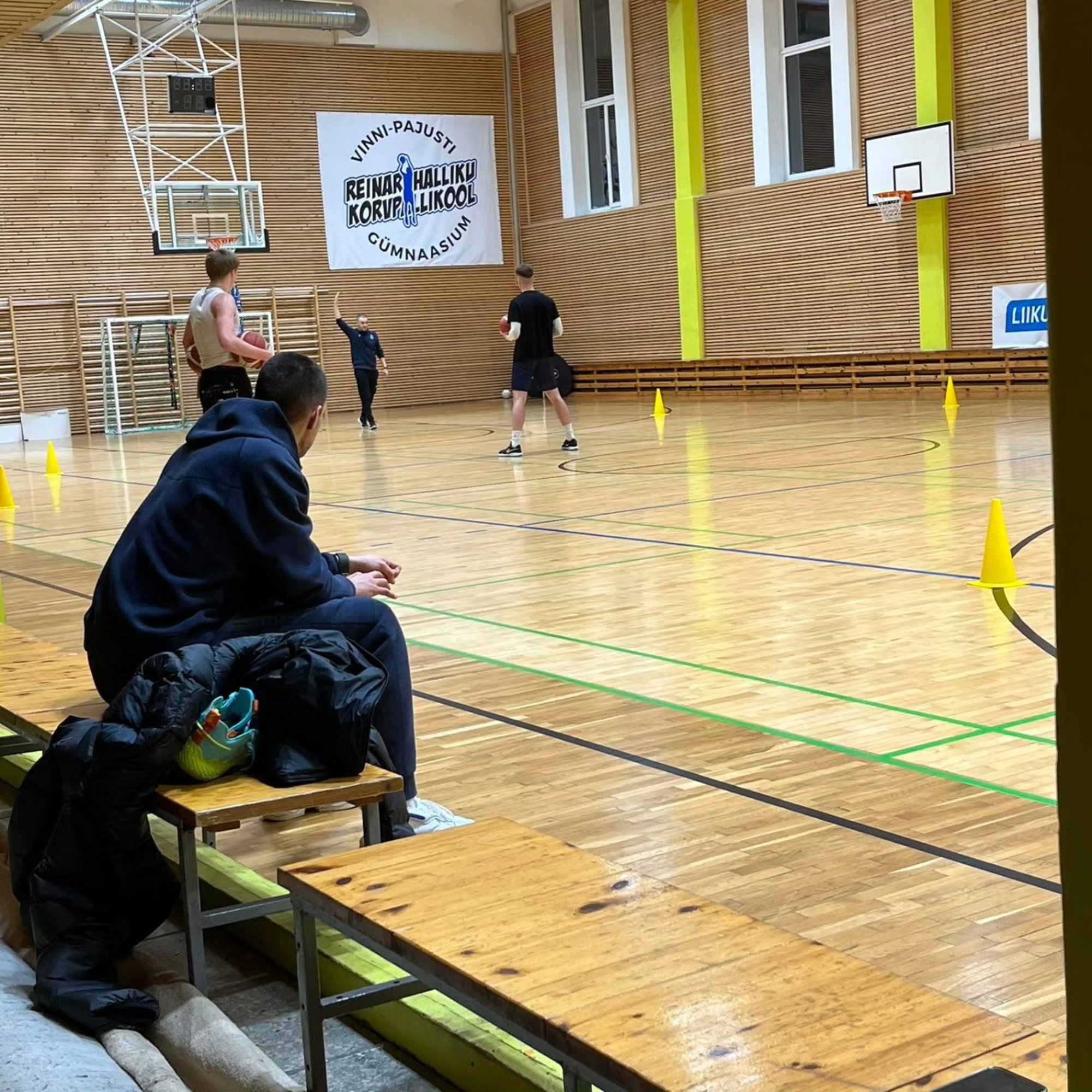 „Pean tõsiselt mõtlema, kas sellistes kohtades saab korvpallikooli teha.“ Vinni vald lõpetas Reinar Hallikuga koostöö