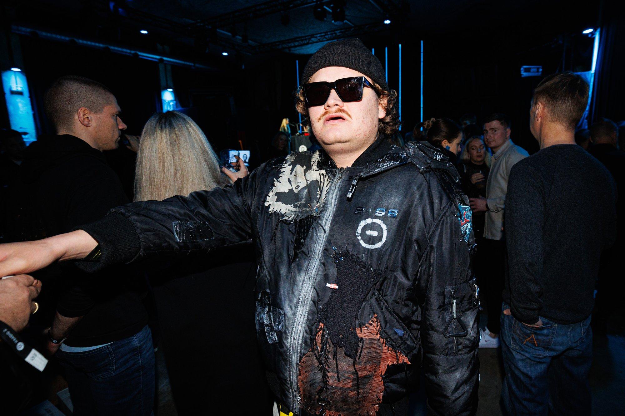 Haara pilet! Maiduk läheb oma esimesele stand-up tuurile