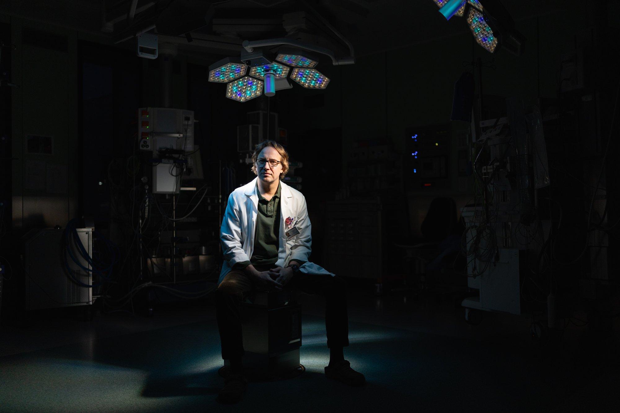 Rahapuuduse tõttu ei saa südamekirurgid tööd teha ja tipptehnoloogiaga operatsioonitoad seisavad tühjalt