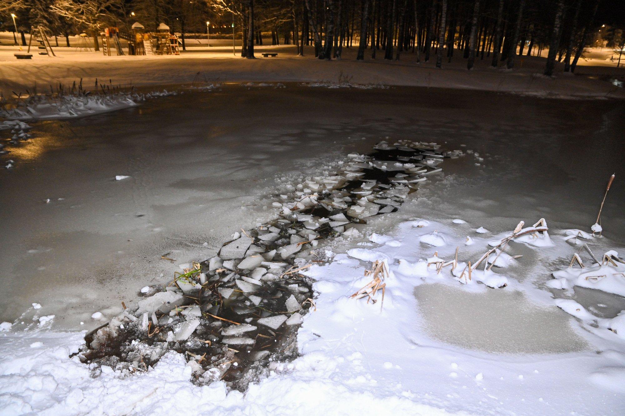 FOTOD | Viljandi linnas kutsus poiss läbi jää kukkunud mehele päästjad appi