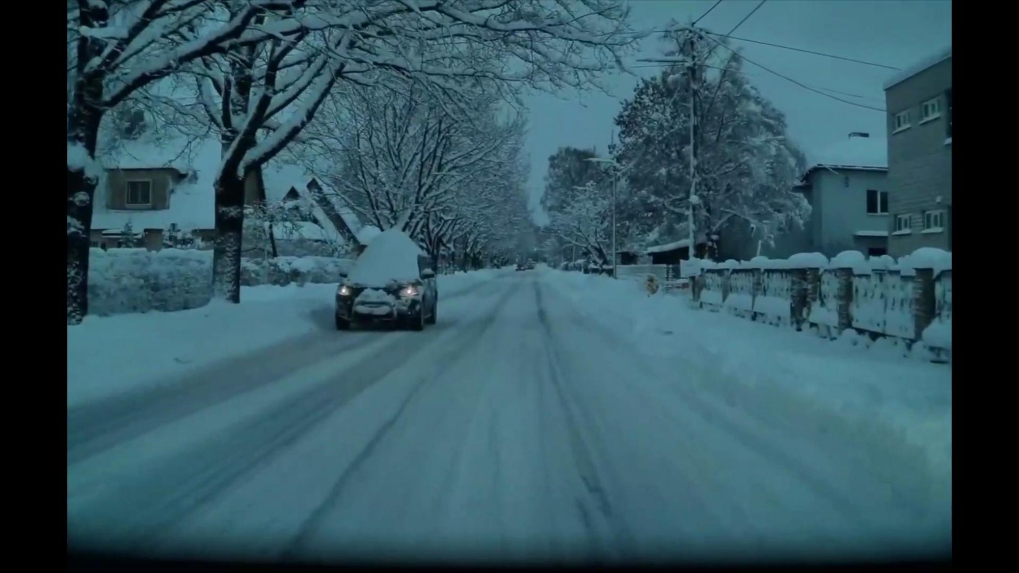 VIDEO | „Ma olen vana rallisõitja, oskan pimesi ka liigelda!“ Tartlane sõitis linnas ringi lumememmena