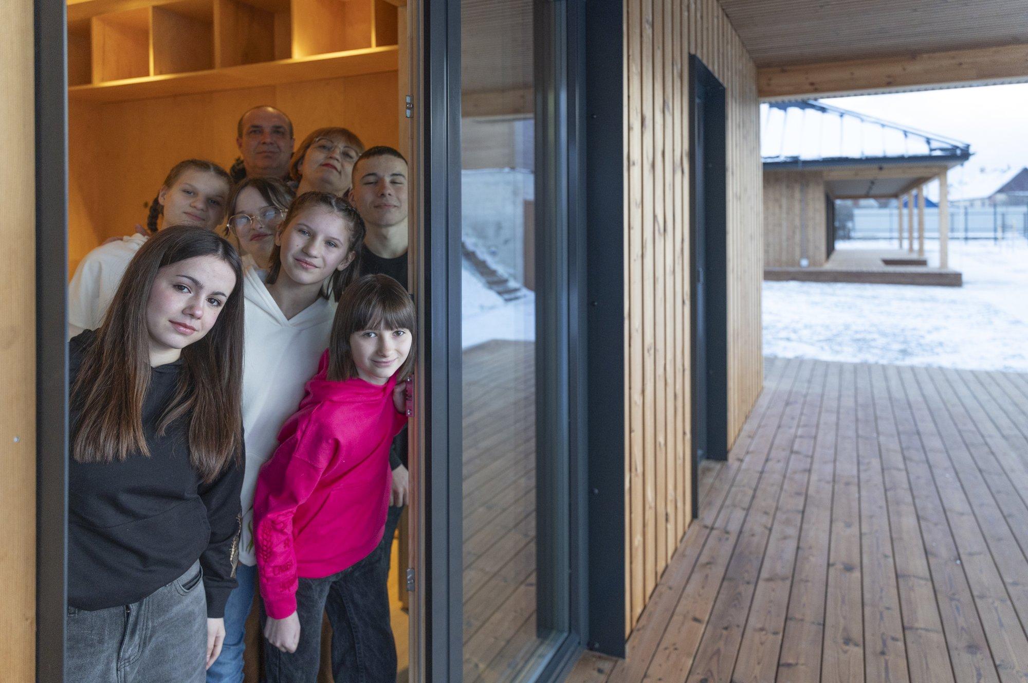 DELFI ŽÕTOMÕRIS | „Me oleme väga tänulikud Eesti rahvale!“ Eesti ehitas Ukraina suurperedele kodud