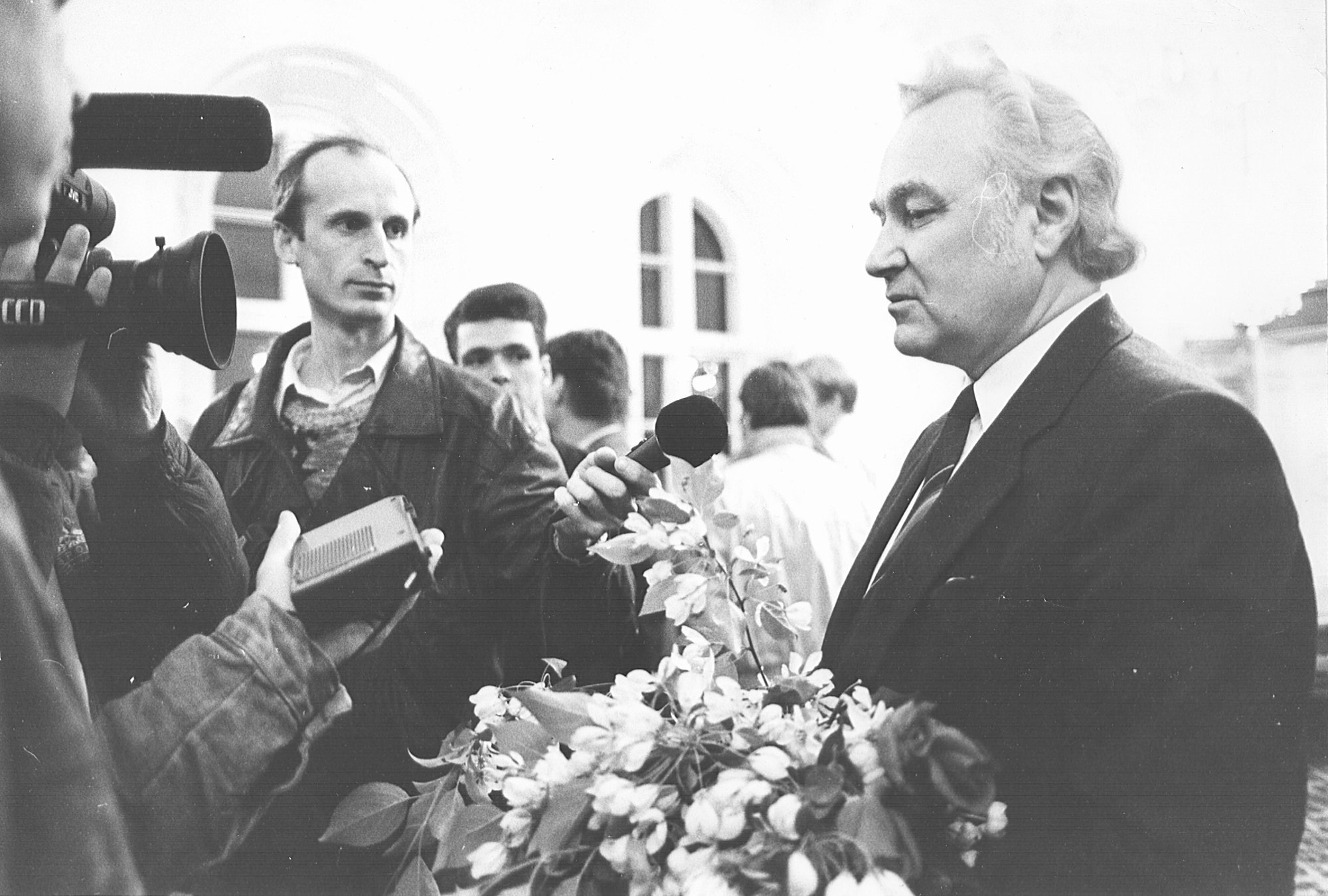 Peeter Sookruus: muidu rahulikul ja kindlameelsel Arnold Rüütlil sai mõõt täis. Ta lajatas käega vastu lauda ja ütles, et nüüd aitab!