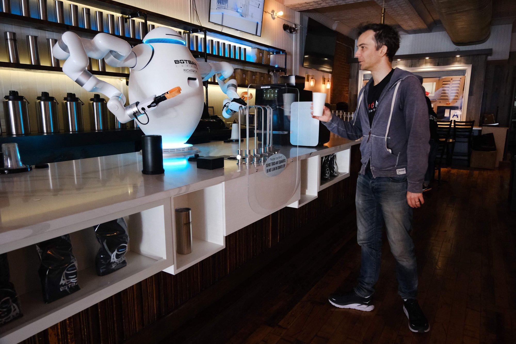Kõige huvitavamad ja veidramad robotid CES messilt: baarmen, tassile klammerduv kass ja inimesesarnane android