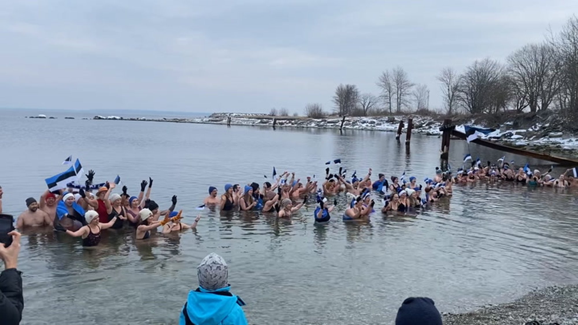VIDEO | 107 sekundit jäävees! Talisuplejad tähistasid vabariigi aastapäeva külma suplusega
