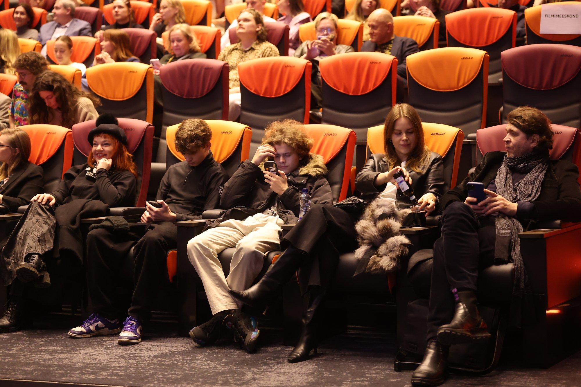 FOTO | Musternäide kärgperest! Tuuli Roosma saabus esilinastusele koos eksmehe ja tema uue pruudiga