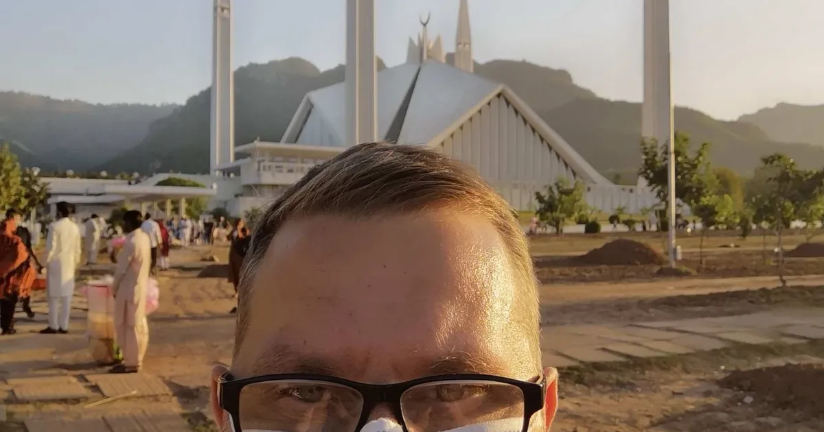 SPEKTRAALANALÜÜS ⟩ Miks seostub sinine reisikirjanik Rene Satsile paradiisiga?