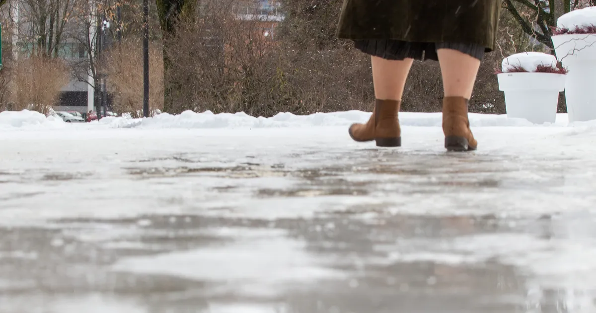 «MÄRKAME ABIVAJAJAID!» ⟩ Kümned autod voorisid mööda tänaval maha kukkunud õhukeselt riides naisest