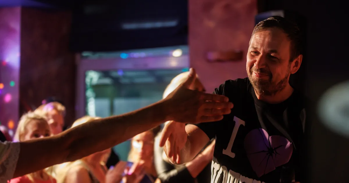 JÄLLE UUS LAULJA?! ⟩ Ansambli Respekt sotsiaalmeediapostitus ajas fännid segadusse, Kerdo Mölder jääb napisõnaliseks