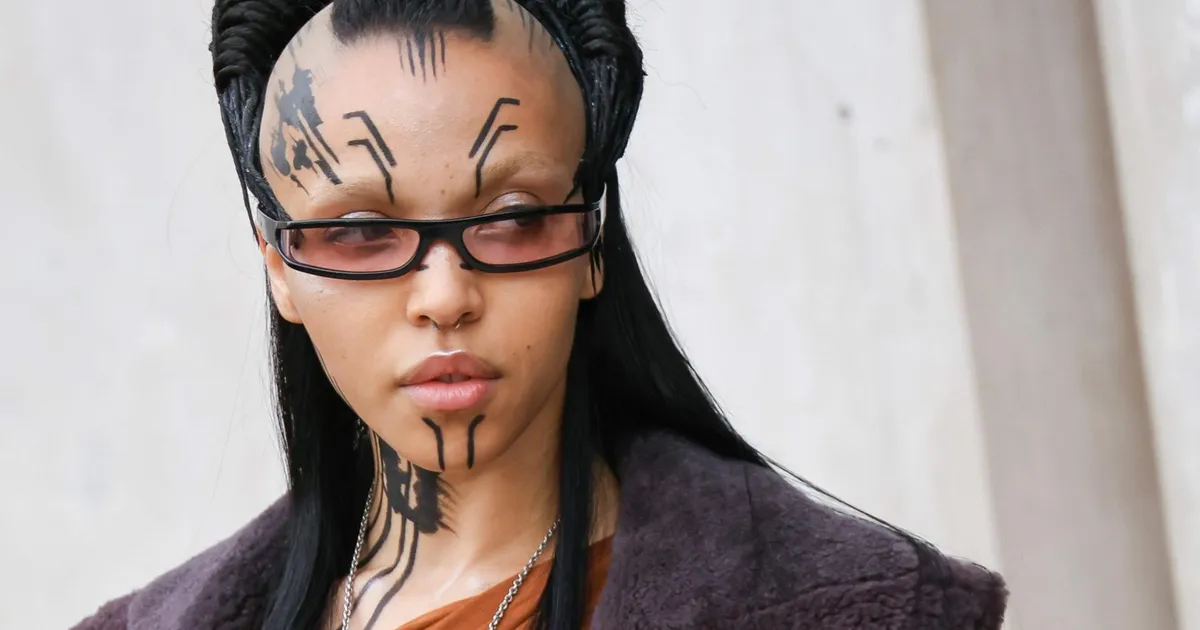 NÄDALA PLAAT ⟩ Naine kütab sauna