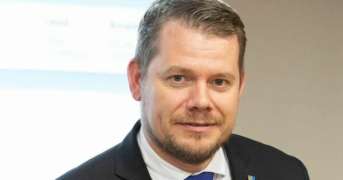 NÄDALA NÄGU ⟩ Hiina madu Kohtla-Järve linnapea kaela ümber