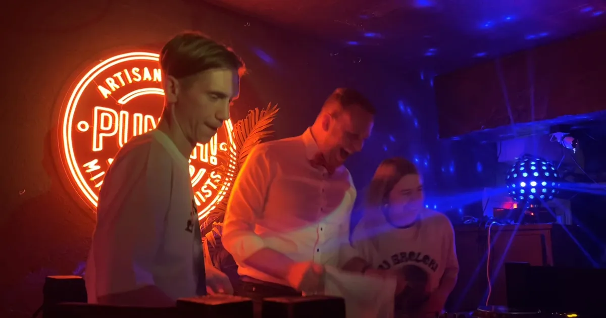 VIDEO ⟩ Vaata, kuidas Lauri Läänemets koos ajakirjanikega peol plaate keerutas