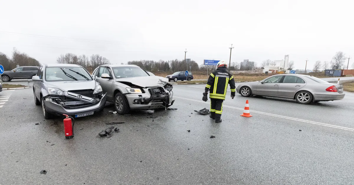 PILDID SÜNDMUSKOHALT ⟩ Tartu lähistel põrkasid kokku kaks sõiduautot