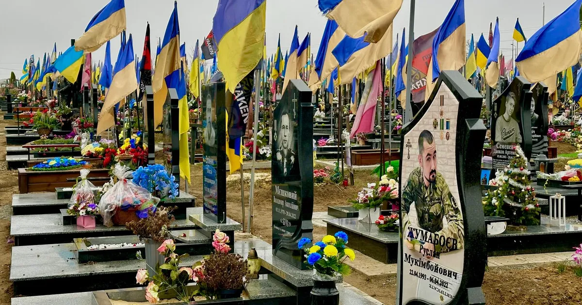 KIMMEL JA HEINMAA UKRAINAS ⟩ Surnuaed Harkivis: «Paraku leidsin ka tuttava haua»