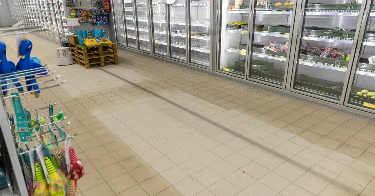 GALERII ⟩ Vastavatud Grossi pood läheb kinni, letid müüdi soodsamalt lagedaks