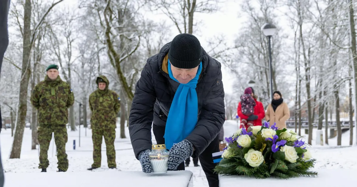 GALERII ⟩ Viljandis mälestati Tartu rahu kellahelina, hümni ja pärgadega