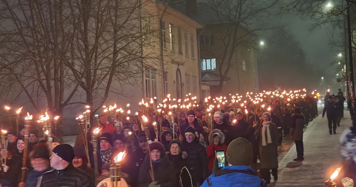 VIDEO JA PILDID ⟩ EKRE tähistas tõrvikutega Tartu rahu aastapäeva