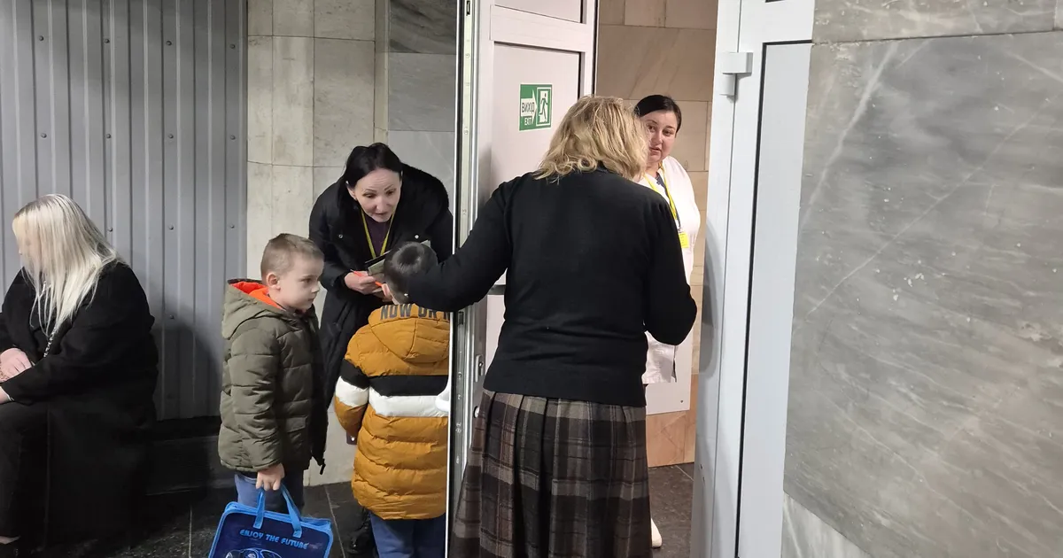 KIMMEL JA HEINMAA UKRAINAS ⟩ Harkivi lapsed õpivad metroosse rajatud koolis, linnas leidub ööklubisidki