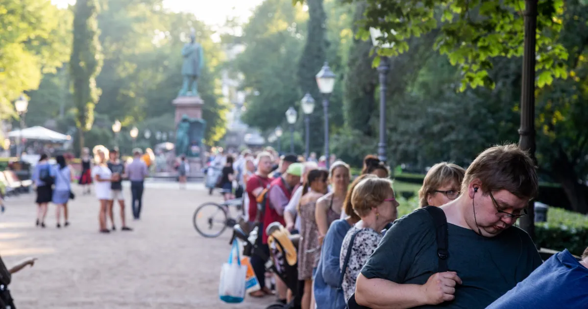 Sajad noormehed seisid Helsingi kesklinnas tunde järjekorras: põhjus on üllatav!