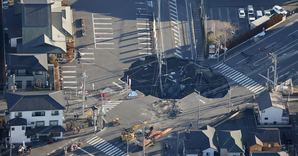 AJAGA VÕIDU ⟩ Jaapani päästjad pole endiselt suutnud jõuda nädal tagasi sügavasse teeauku sõitnud veokijuhini