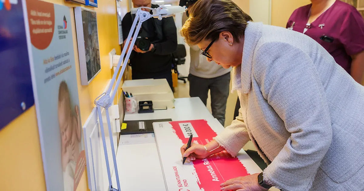 Sirje Karis andis Rakvere Haiglale üle vastsündinute elustamislaua ja ultraheliaparaadi anduri