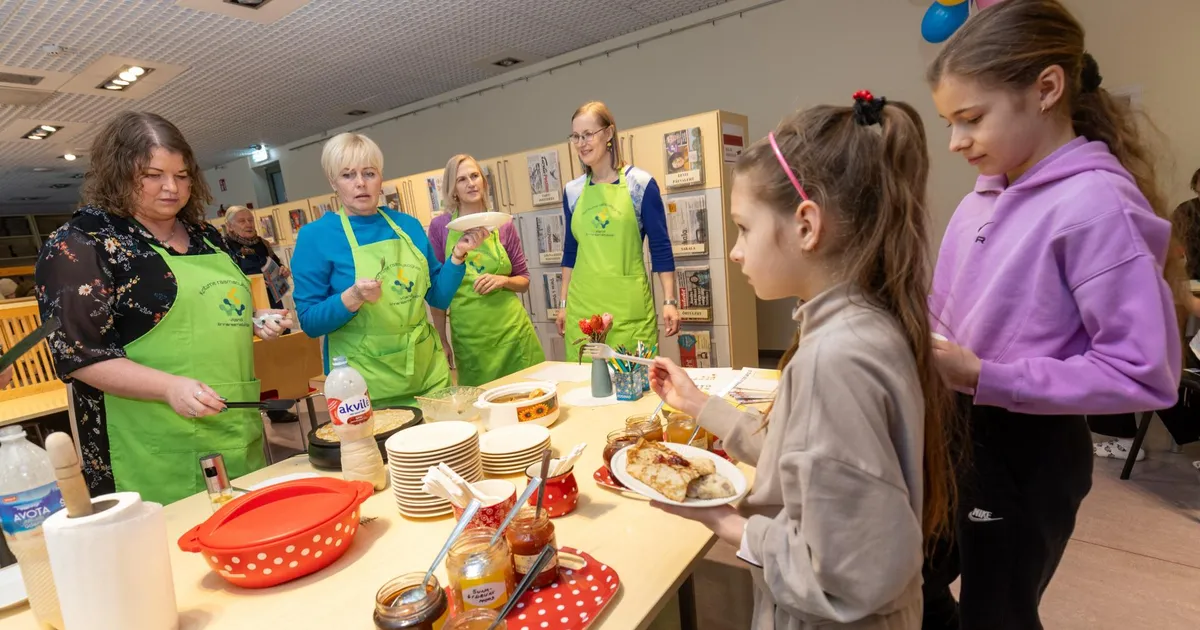 Raamatukogu tähistas 114. sünnipäeva Pipilt šnitti võttes