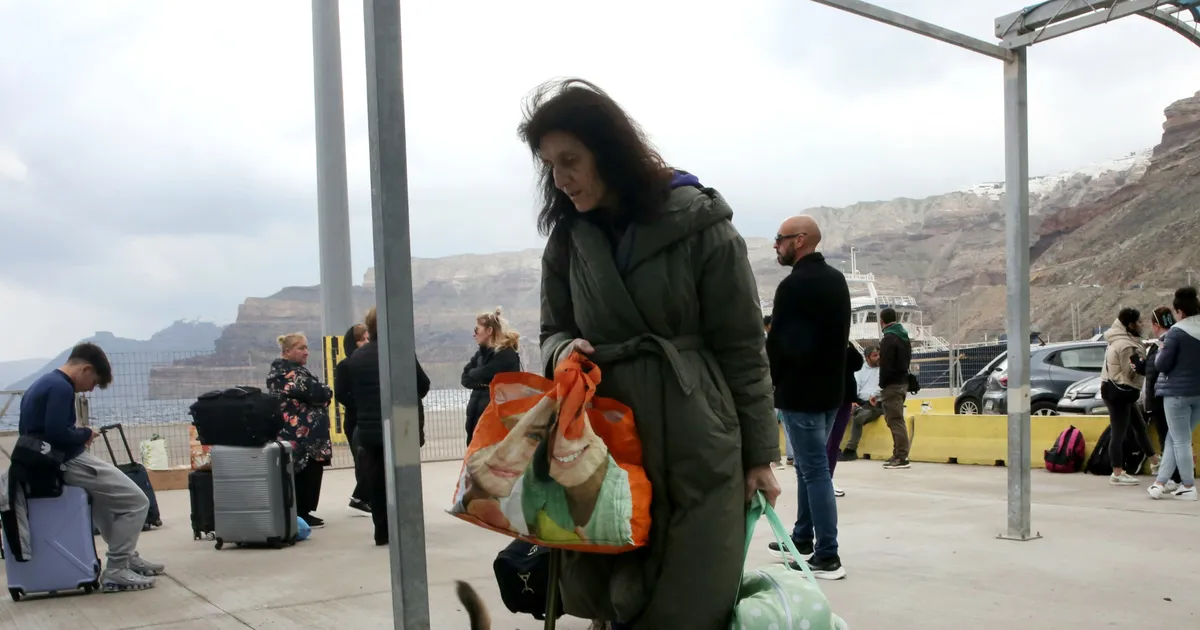 Santorinit aina raputavate uute maavärinate eest on pagenud varsti pooled saare elanikest