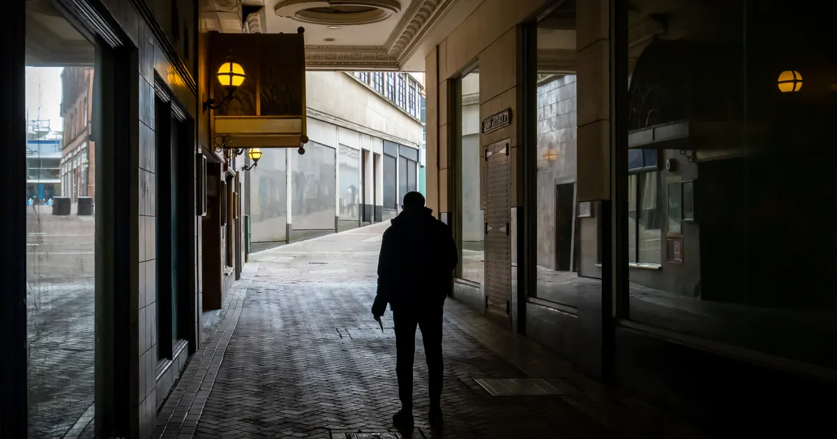 «Kui keegi üldse mõrvari moodi välja nägi, siis tema. Ebanormaalselt tugevana oli ta füüsiliselt groteskne, ebard»