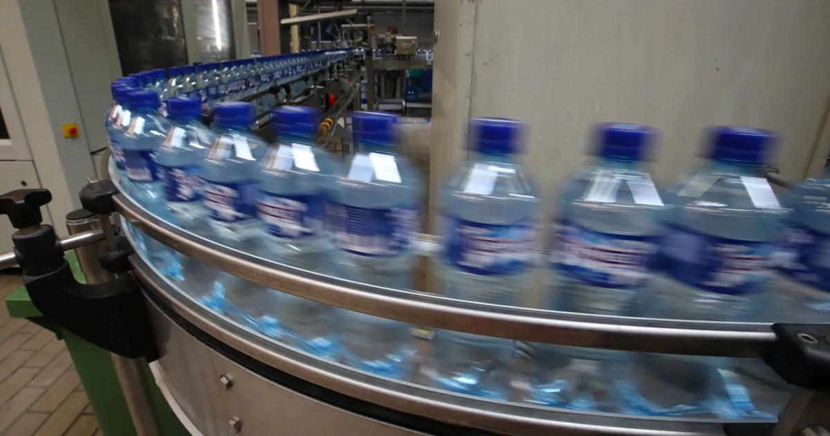 Macron seisab silmitsi süüdistustega ulatusliku pudelivee pettuse kinnimätsimises