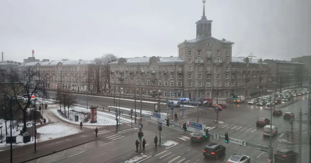 FOTO ⟩ Politsei sulges kahtlase kohvri tõttu Tallinnas Stockmanni ristmiku