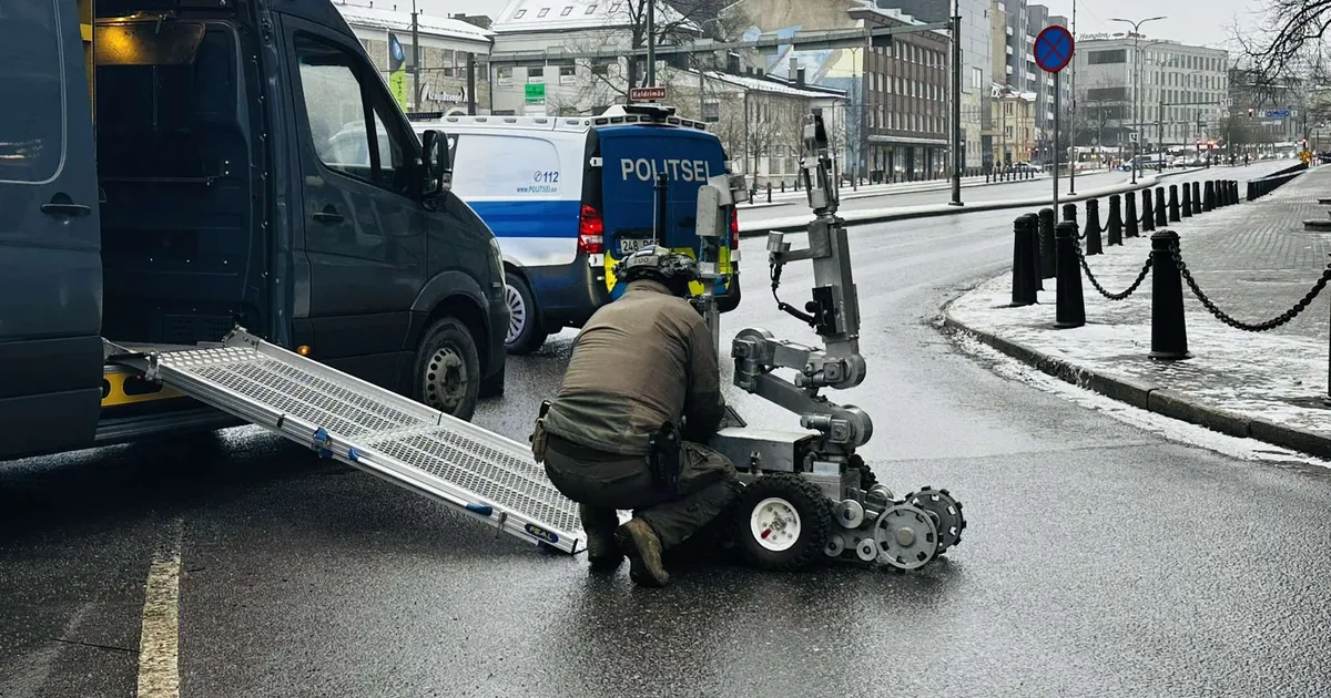 VIDEO ⟩ Tallinna kesklinnas viibinud mees: kahtlase koti pärast paanikat polnud, inimesi huvitas pommirobot