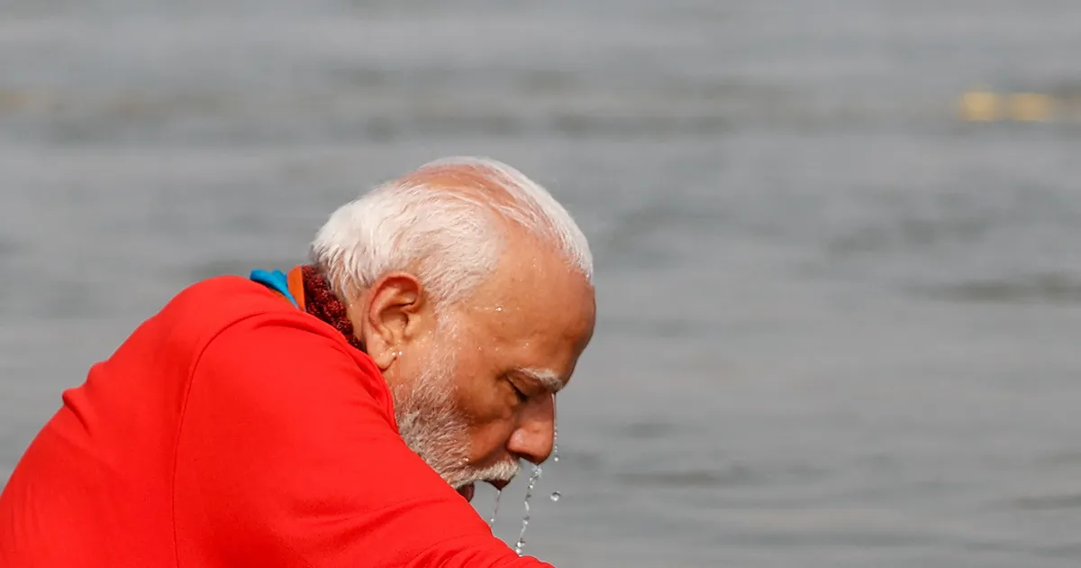 USU NIMEL ⟩ India peaminister läks partei valimisvõitu ihates täies riides vette ja vee alla