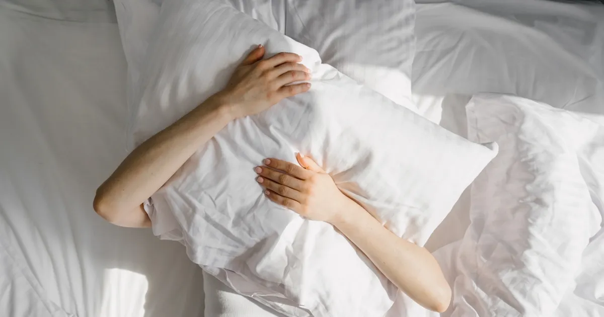 EKSPERT HOIATAB ⟩ Kahe padjaga magamine teeb sinu tervisele koleda karuteene