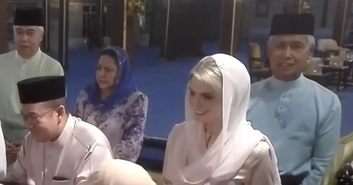 FOTOD JA VIDEOD ⟩ Kuidas täiesti tavalisest rootslannast sai Malaisia printsess