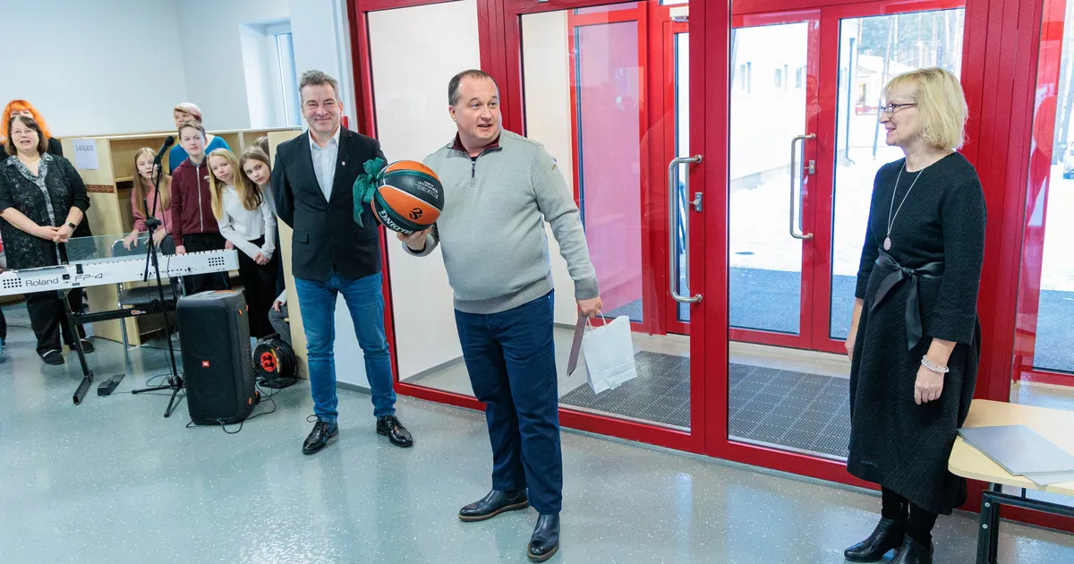 VIDEOLUGU ⟩ «Meil on väga hea tunne.» Pool Värska koolimajast sai kasuka selga