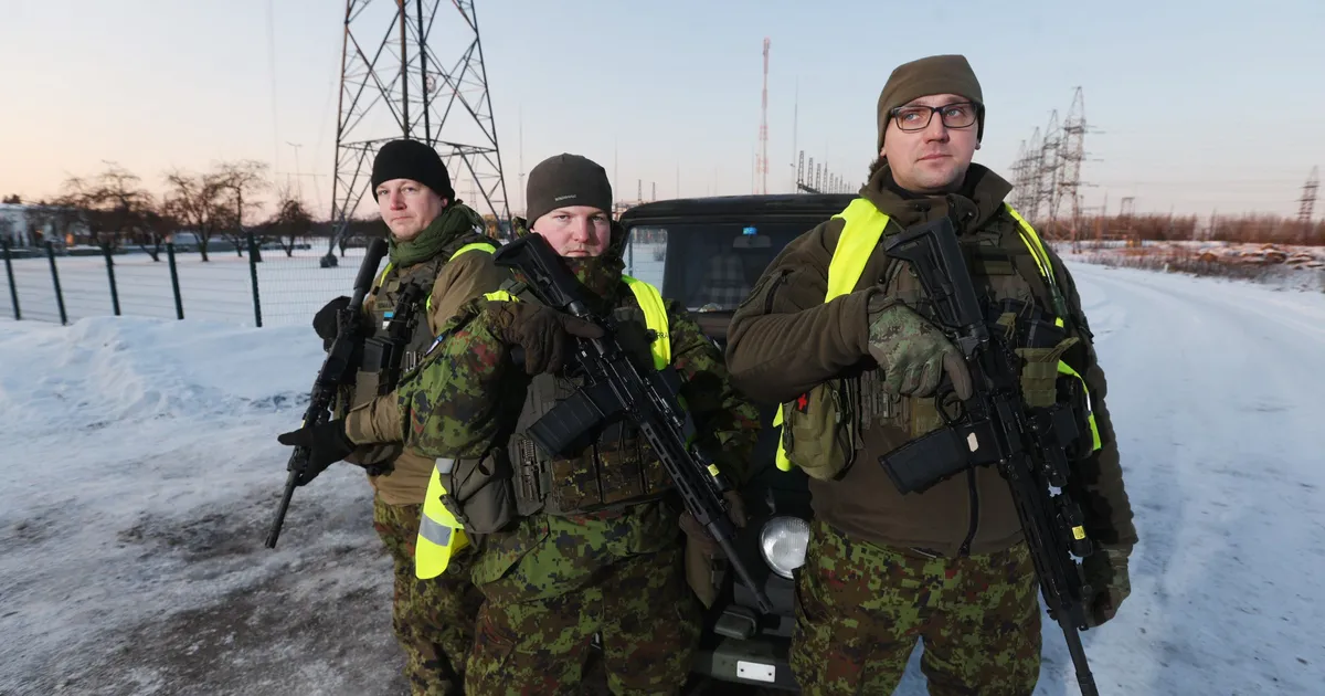 REPORTAAŽ ⟩ Relvastatud kaitseliitlased turvavad lahkulöömist Vene võrgust