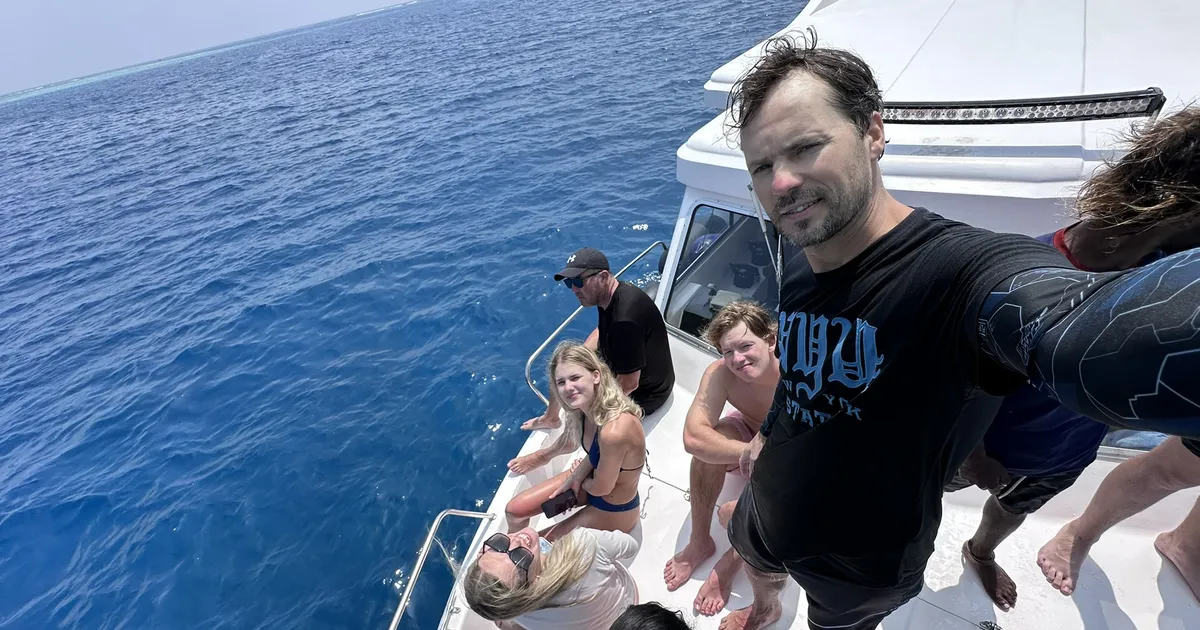 EESTI RÄNNUSELLID ⟩ Riigis, mida varsti ei pruugi eksisteerida, visati meid haikalade keskele ookeani