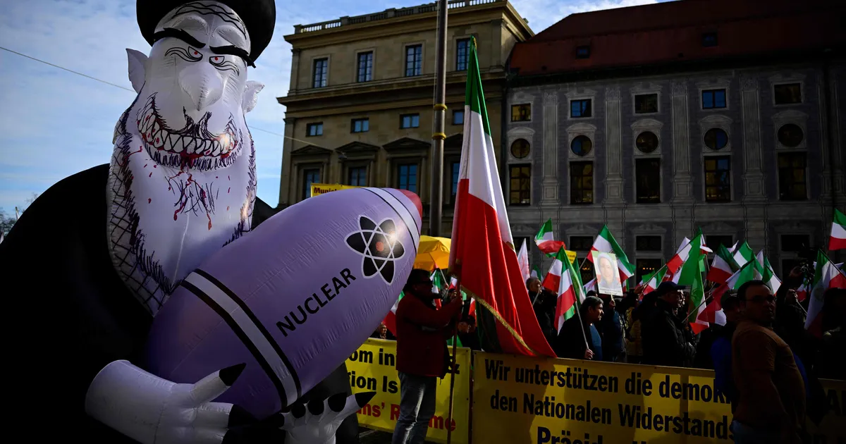 Trumpi kartvad Iraani kindralid survestavad ajatollat tuumapommi arendama