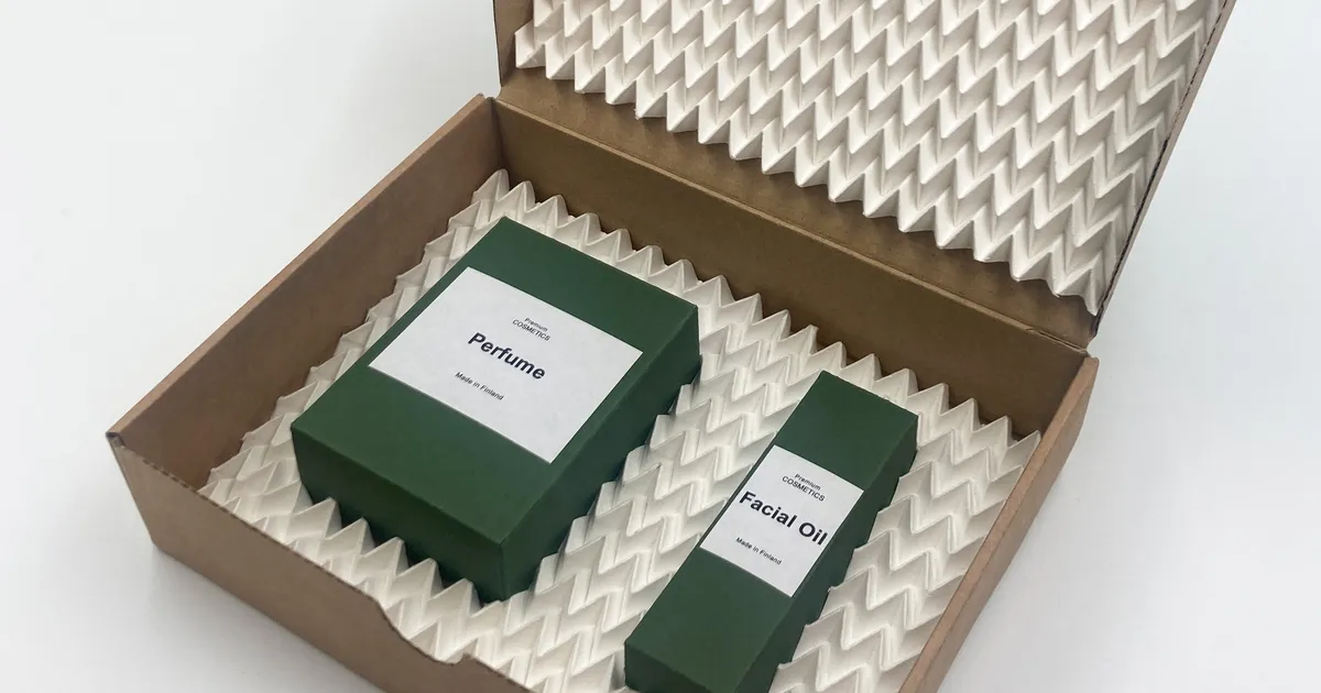 Soomlased tegid imetabast origamit, pannes pakkeplasti taanduma paberi ees